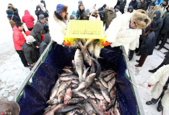 哈尔滨“极寒”冬捕:冰面上支锅现场熬鱼汤