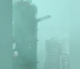 山竹肆虐 香港20米高施工电梯被拦腰折断
