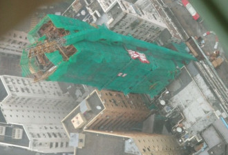 山竹肆虐 香港20米高施工电梯被拦腰折断