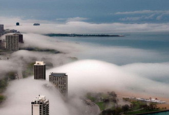 极端天气来袭：世界多地摩天大楼隐没浓雾中