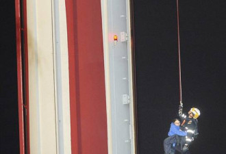 加州游乐场事故现场 游客被困45米高空沿绳而下
