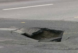 Yonge街路面塌陷出现一米宽坑洞