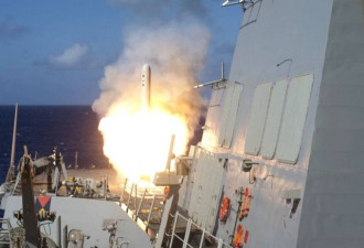 美海军发射战斧巡航导弹对无人小岛进行攻击