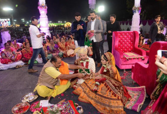 印度富商为236名失去父亲的女孩办集体婚礼