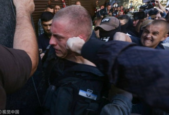 乌克兰极右团体游行变骚乱 冲击政府 围殴警察