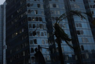 “山竹”已致香港200余人受伤 玻璃窗被吹落