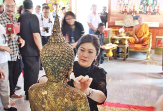 英拉为泰国名寺佛像贴金 民众热情赠送新年礼