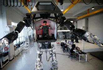 韩国人花13.9亿造出世界第一台载人双足机器人