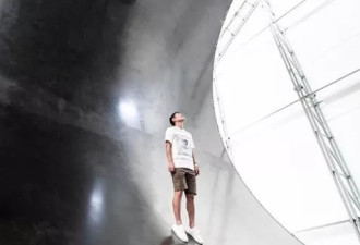 富翁那么多 他却成了首个月球旅行的人