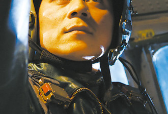 解放军飞行员驾驶轰-6K飞越黄岩岛幕后曝光