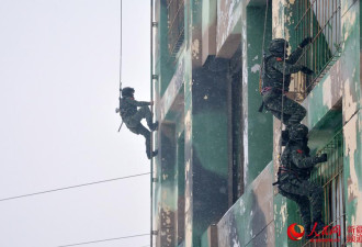 新疆维吾尔自治区召开反恐维稳誓师大会