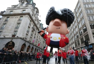 伦敦新年街头游行表演 吸引约5万人观看