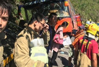 台湾一游览车失控撞向山壁 29人被送医1人伤重