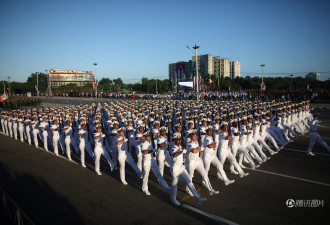 古巴举行盛大阅兵式 数万民众参加 随后游行