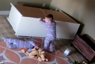 难以置信！衣柜压住弟弟 2岁男童冷静将其救出
