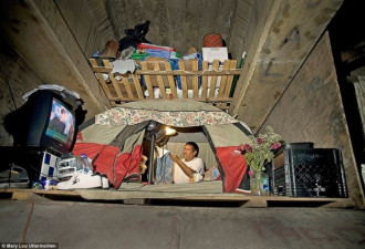 美国棚户区：无家可归的人把盒子帐篷当家