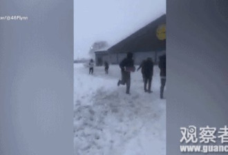 法国两劫匪开宝马打劫 赃物遭 50 多人抢走