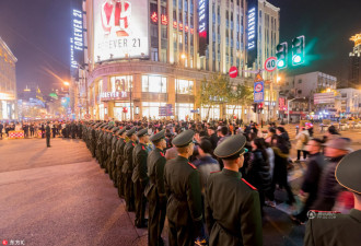 上海外滩跨年夜 上万名警力组“拉链人墙”