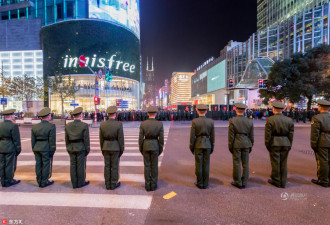 上海外滩跨年夜 上万名警力组“拉链人墙”