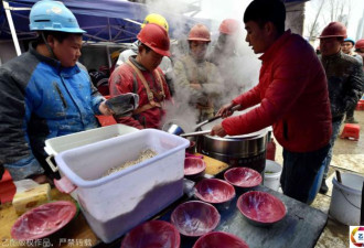 吃饱不想家 寒冬中的中国民工午餐这样解决