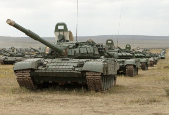 解放军99式从俄老坦克前飘过 俄军还说自己强?