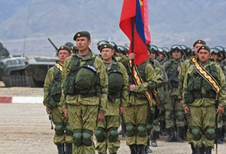 俄驻塔军事基地举行反恐军演 出动无人机坦克