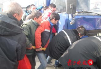 江苏：女子骑车遇车祸被压车下 众人抬车施救
