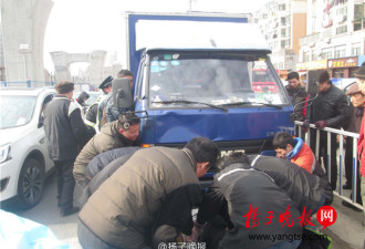 江苏：女子骑车遇车祸被压车下 众人抬车施救