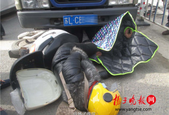 江苏：女子骑车遇车祸被压车下 众人抬车施救