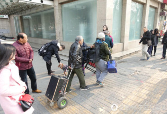 夫妻俩共用“一只眼” 鼻孔吹箫卖艺为生