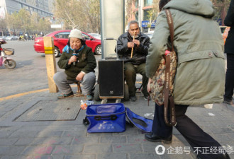 夫妻俩共用“一只眼” 鼻孔吹箫卖艺为生