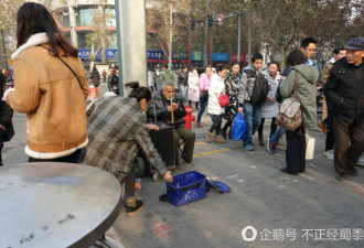 夫妻俩共用“一只眼” 鼻孔吹箫卖艺为生