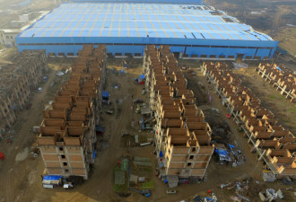百位村民寒冬腊月住烂尾楼 无门无窗 床上接水