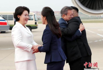 韩朝领导人在平壤举行会谈时 夫人在干嘛