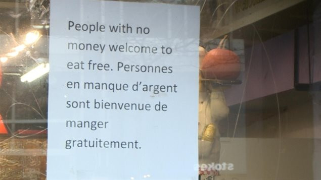 蒙特利尔一餐馆贴出告示欢迎没有钱的人免费用餐
