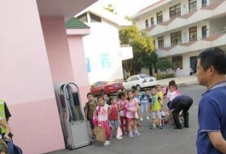 校长给学生系鞋带，这张暖心照片引无数点赞！