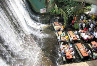 菲律宾有所瀑布餐厅 流水从脚丫流过 贴近自然