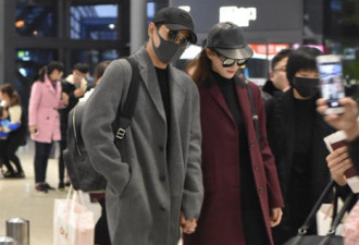 罗晋唐嫣手牵手 一路秀恩爱撒狗粮 路人围拍