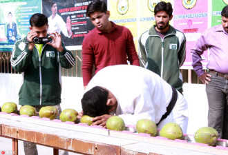 巴基斯坦男子用铁头功1分钟敲碎43个椰子