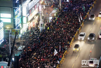 韩国民众第10次烛光集会送朴迎新 场面壮观