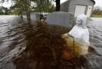 洪水围困 美国女子急中生智 推文救了全家