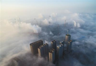 雾霾下的河北“钢城”:小孩无防护措施防护意识