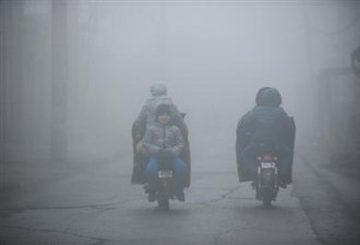雾霾下的河北“钢城”:小孩无防护措施防护意识