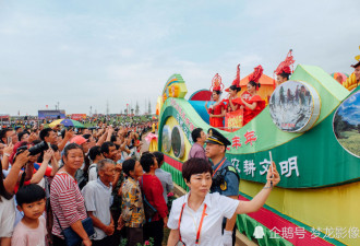 "中国农民丰收节"来了！土味"迪士尼"花车巡游