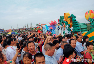 "中国农民丰收节"来了！土味"迪士尼"花车巡游