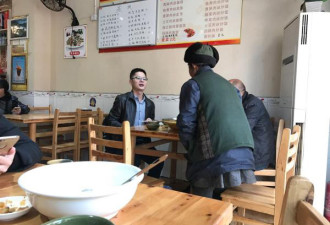 七旬乞讨老人进饭店要汤喝 男子邀其同桌吃饭