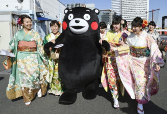 日本美女导游组团举行成人礼 却被他抢了镜