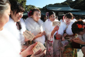 日本美女导游组团举行成人礼 却被他抢了镜