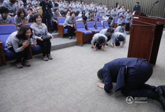 韩国国会事务总长向辛勤的劳动者磕头致谢