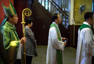 中梵签历史性协议 直击北京天主教堂一幕